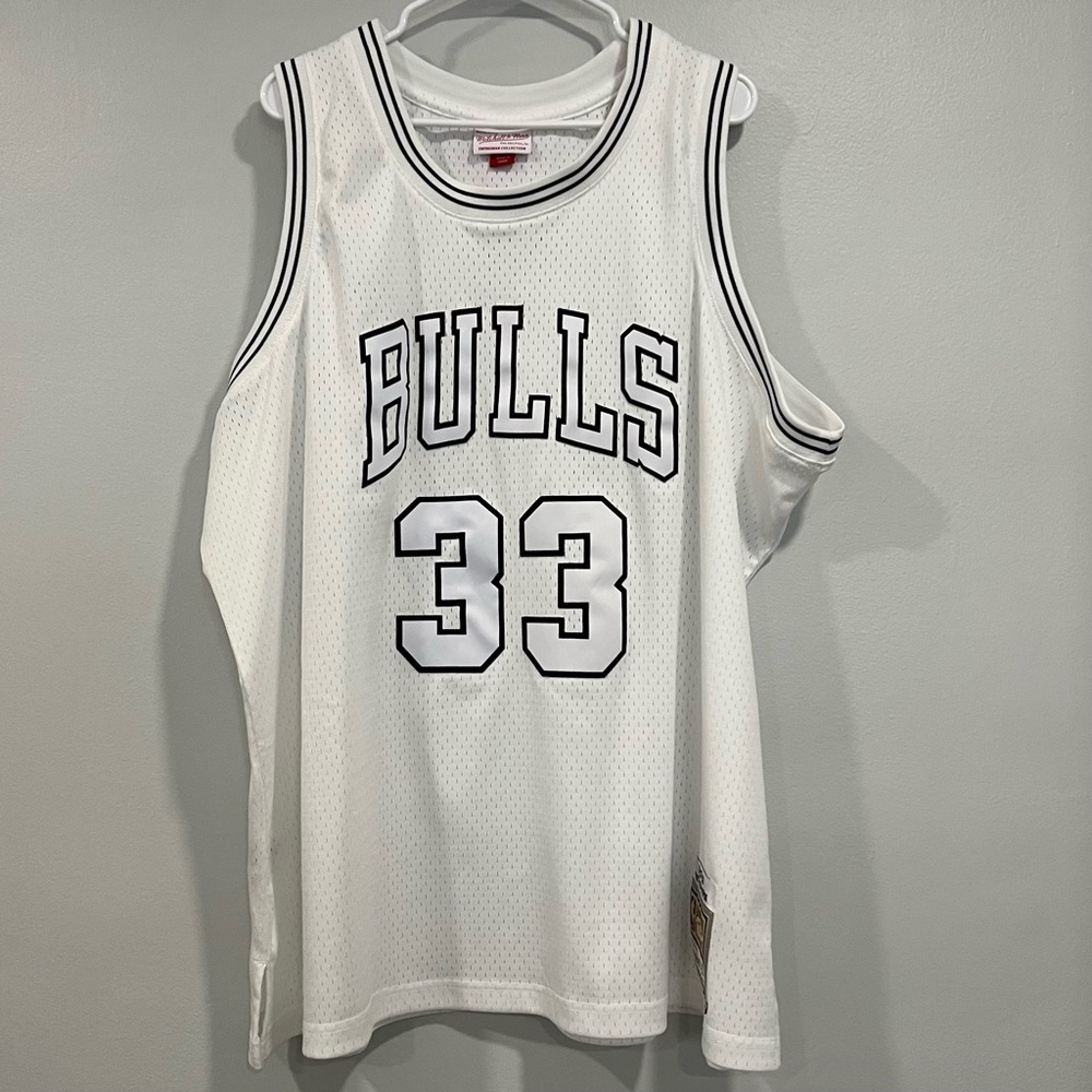 1997-98 Scottie Pippen #33 Bulls Mens Mitchell & Ness White Swingman Jersey